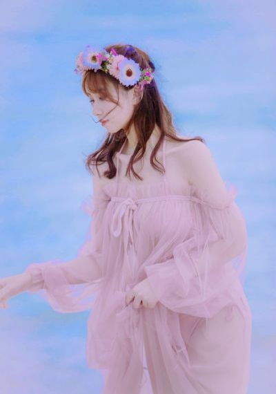 刷子刷女生子脚底心羽毛