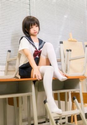 身披彩衣的姑娘